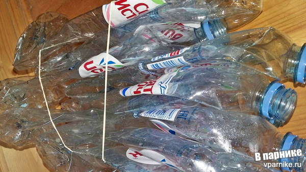 сминают пластиковые бутылки