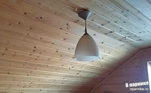 Дешевые светильники в деревянном интерьере