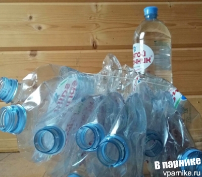 сминают пластиковые бутылки