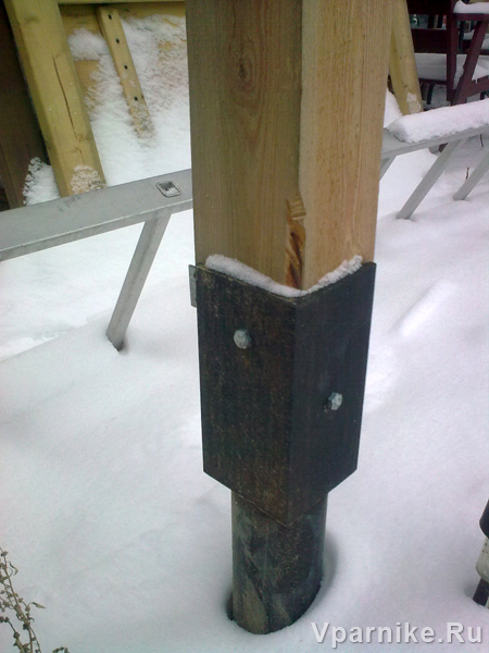 Опирание деревянной стойки навеса на свайный металлический фундамент с помощью приваренного уголка