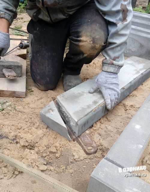 Как распилить бетонный бордюр