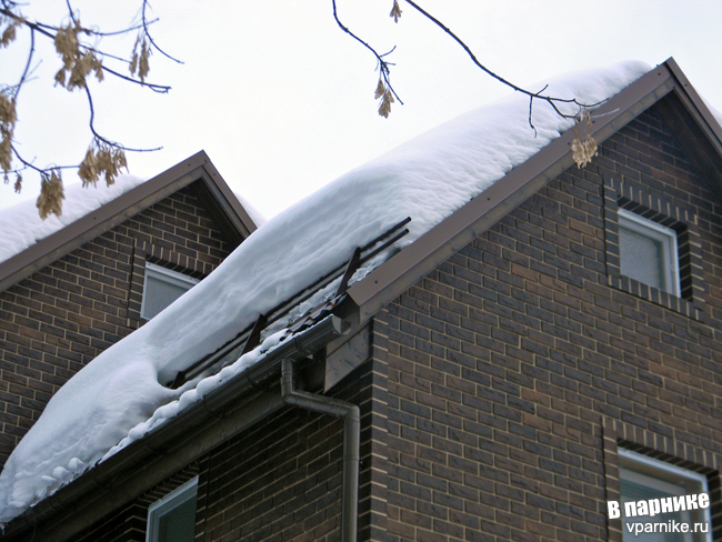 Как только температура на улице стремится к нулю и пригревает солнце, тяжелый мокрый снег сползает с крыши из металлочерепицы. Вот так на днях снег с крыльца завалил лестницу: