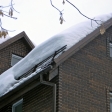 Как только температура на улице стремится к нулю и пригревает солнце, тяжелый мокрый снег сползает с крыши из металлочерепицы. Вот так на днях снег с крыльца завалил лестницу: