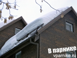 Как только температура на улице стремится к нулю и пригревает солнце, тяжелый мокрый снег сползает с крыши из металлочерепицы. Вот так на днях снег с крыльца завалил лестницу:
